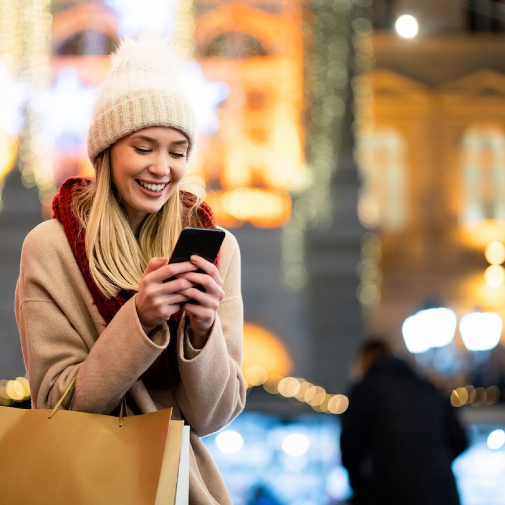 Les amies heureuses achètent des cadeaux à Noël.